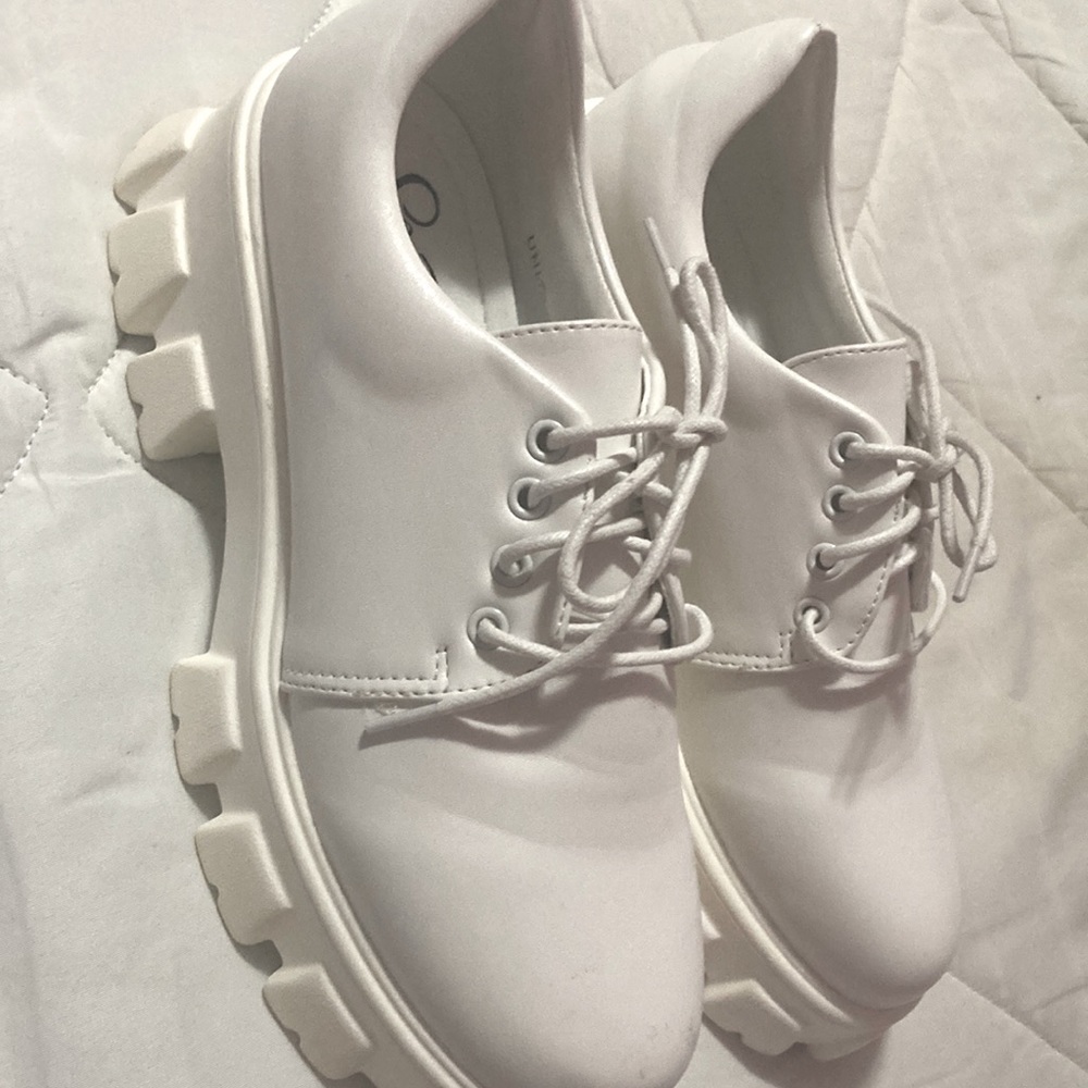 So me chunky white sneakers